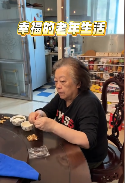 演员陈龙回爸妈家吃饭,3盘咸菜4个剩饭,老两口斗嘴能把人笑趴下