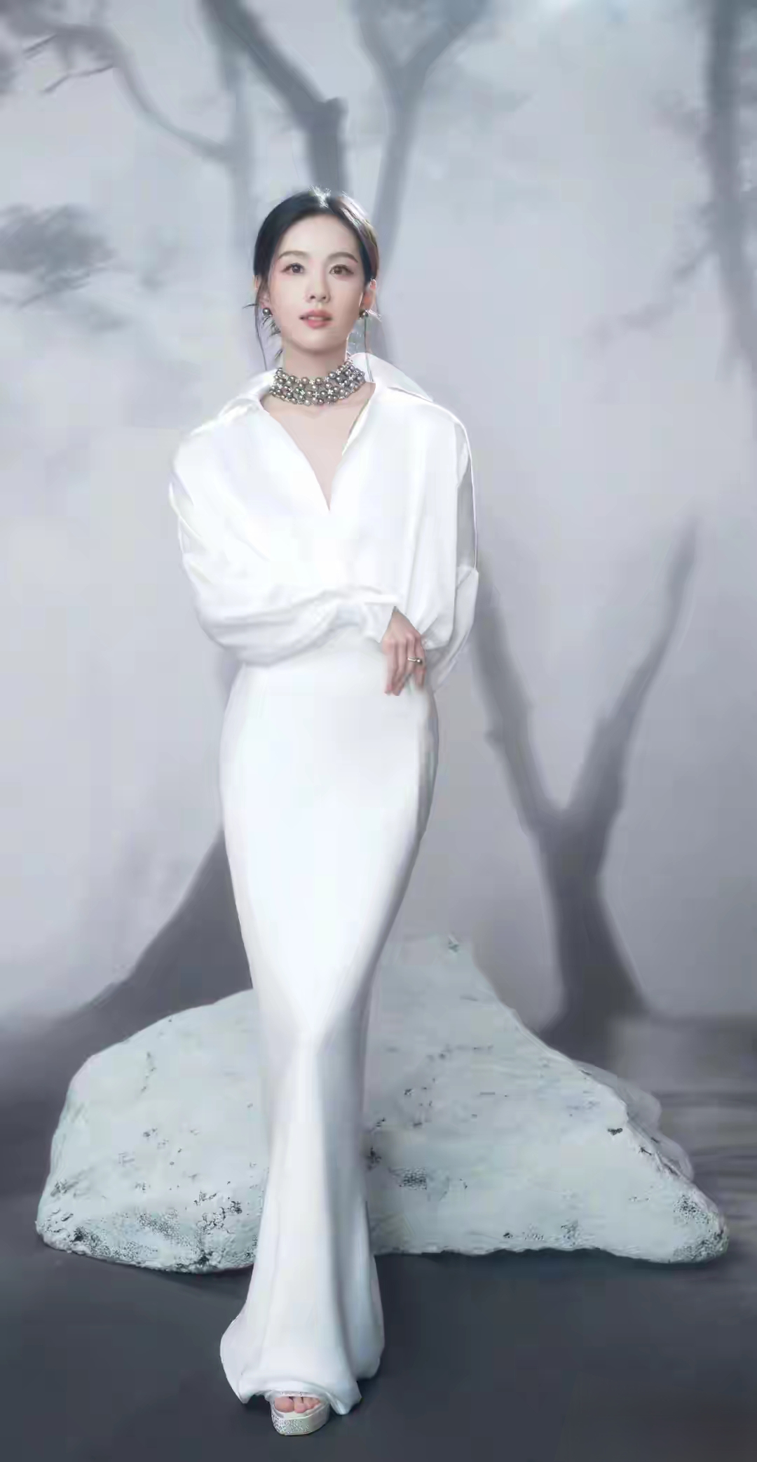 陈都灵国剧盛典穿白礼裙，低扎发配四层珍珠链，气质清冷颜值惊艳