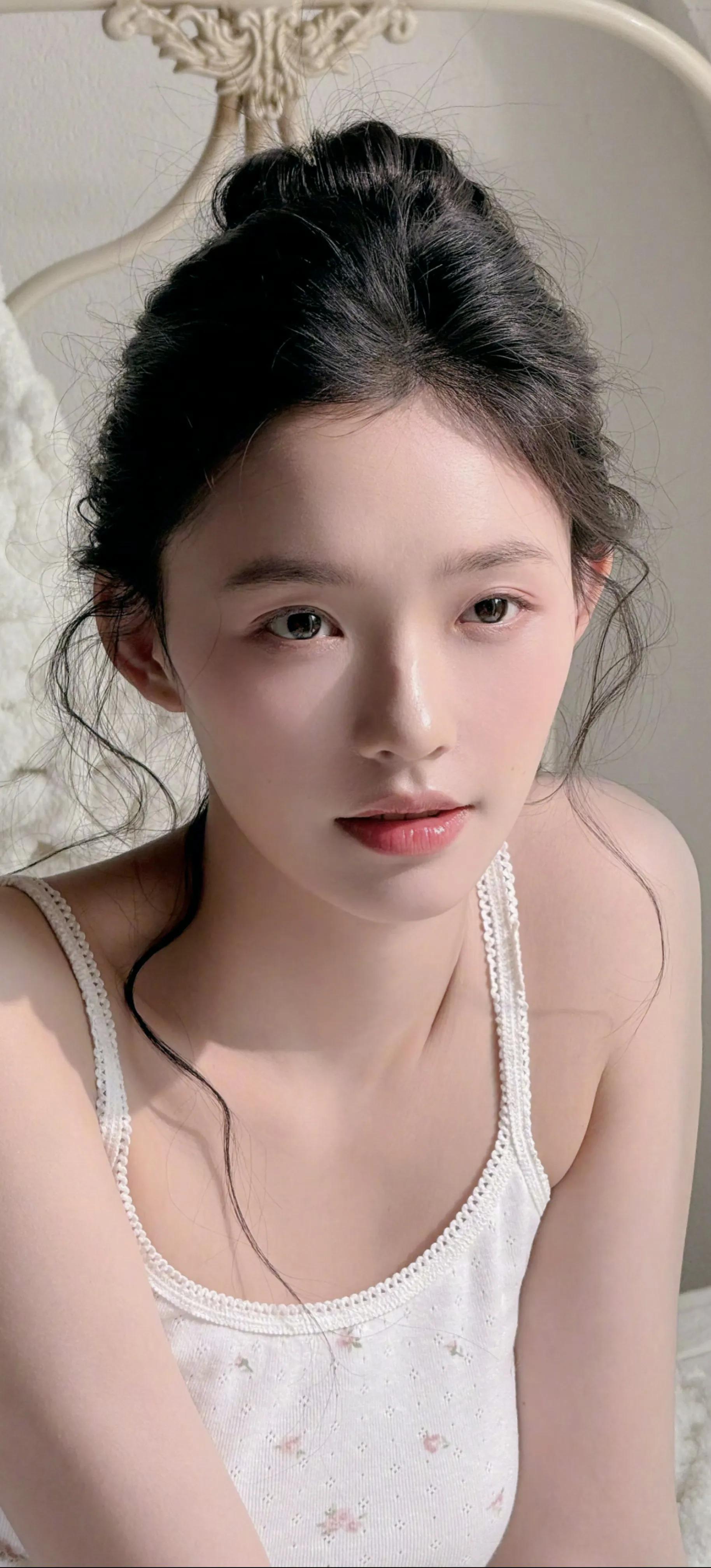 简约清新自然美，林允最新黄裙蝴蝶结高跟鞋造型壁纸，很美