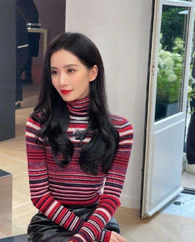 刘诗诗的颜值新高度！彩条上衣配皮裙，披肩长发优雅侧颜剎。