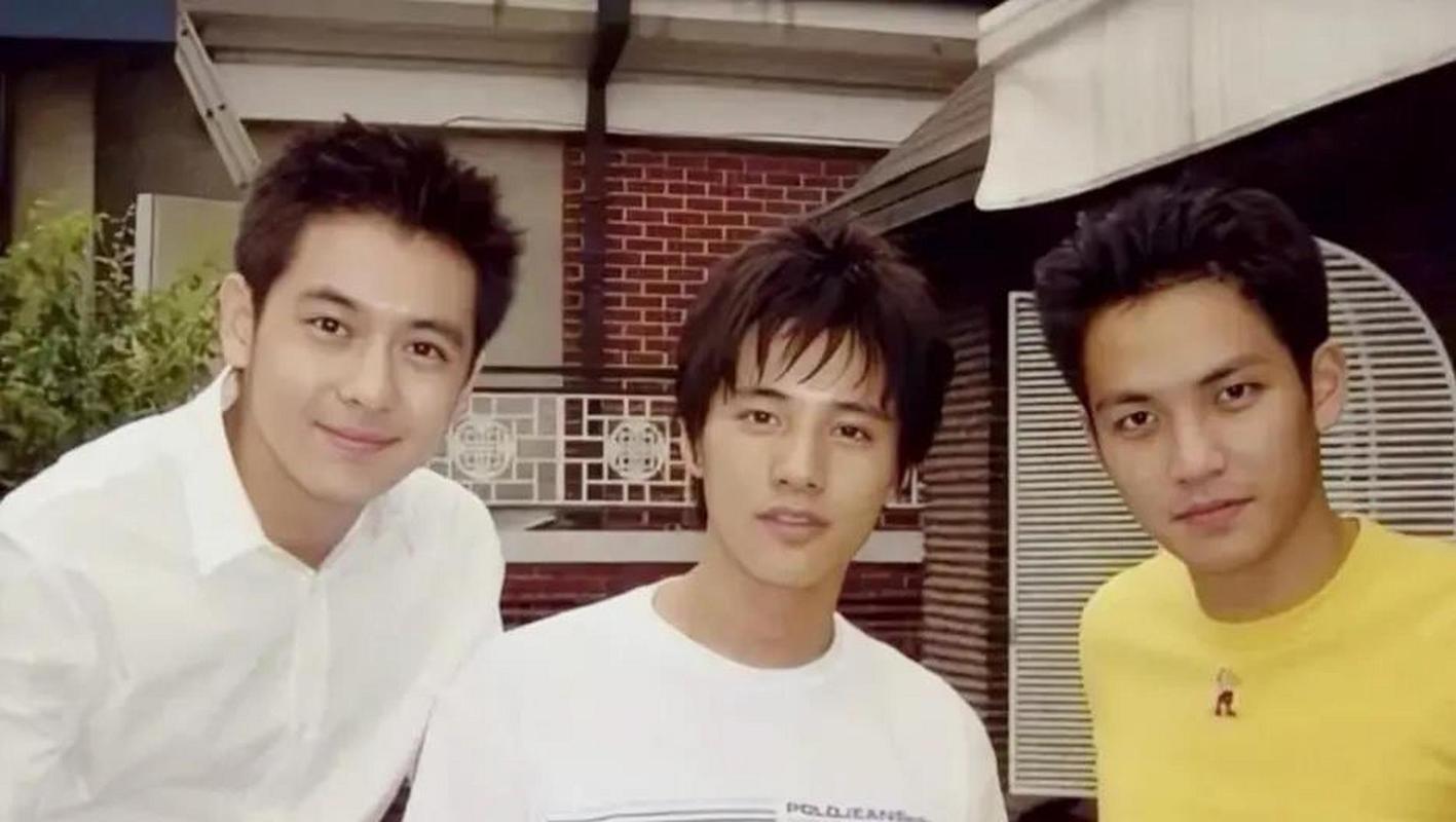 2001年，24岁的元斌和林志颖、钟汉良同框，留下一张珍贵合影