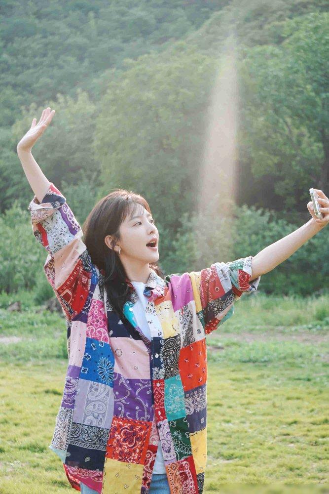 章若楠和欧阳娜娜撞衫！一个清新甜美，一个甜酷有型，她更可爱