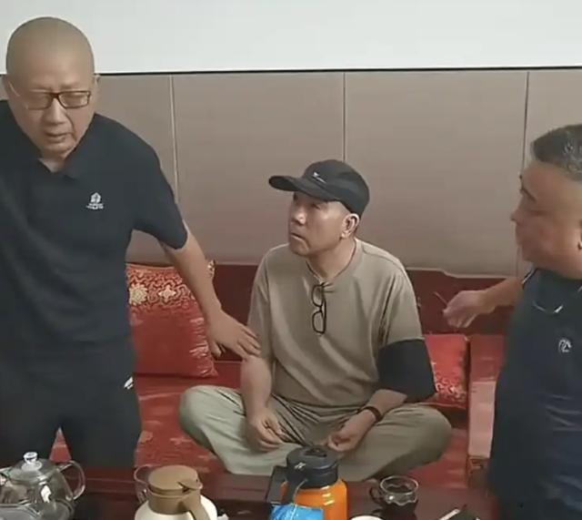 杨少华告别式又闹幺蛾子,老汪豹哥来闹场,杨议葬礼盘核桃惹争议