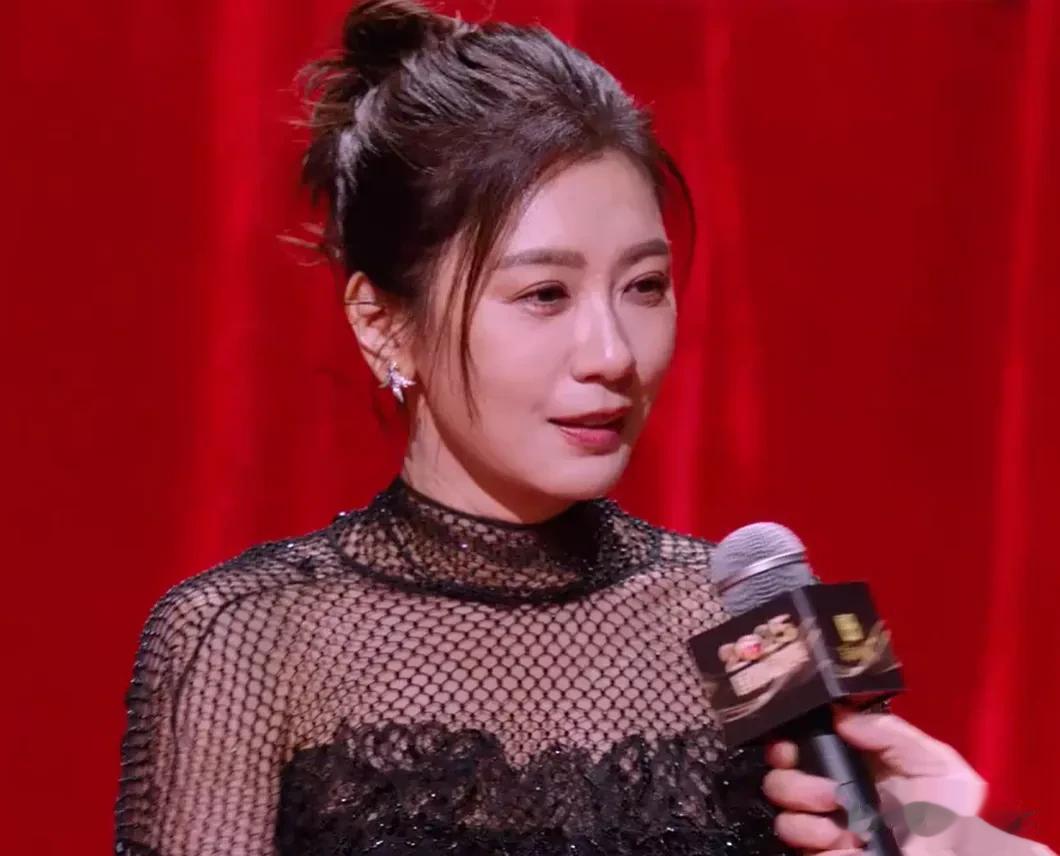 国剧盛典红毯星光黯淡，全靠中年女星撑场，生图显出她们真实状态