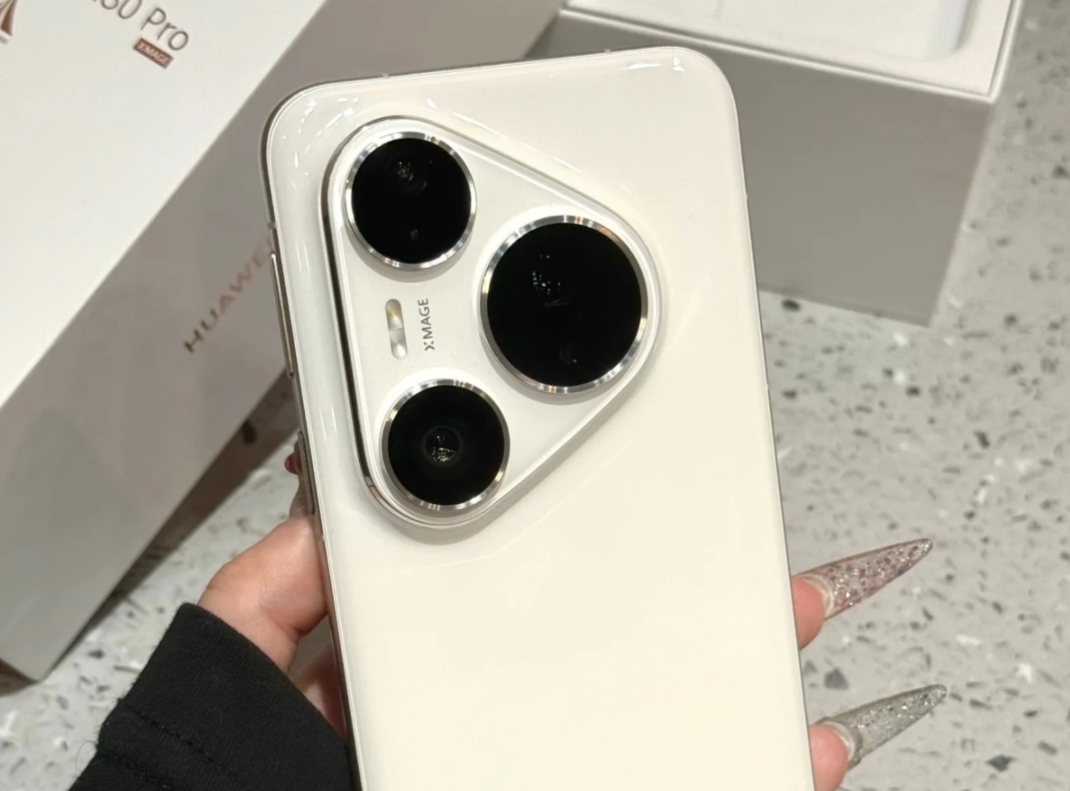 华为心软了?麒麟9020+512GB+1英寸主摄+卫星通信,售价一跌再跌