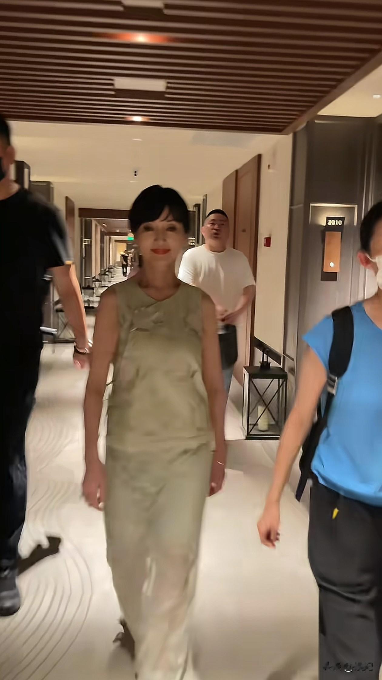 71岁赵雅芝日常穿搭：背心+半身裙，优雅又时尚，状态好得像45岁