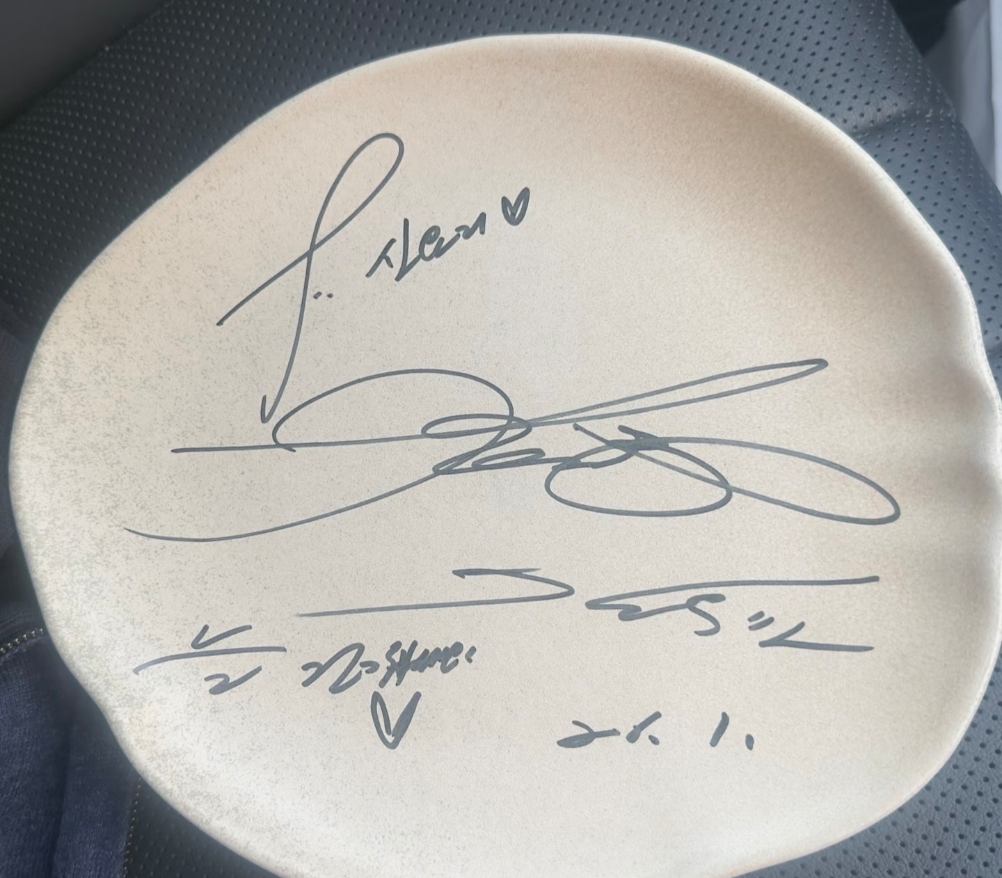 金宇彬与申敏儿西班牙度蜜月被偶遇，又高又帅，手上婚戒显眼