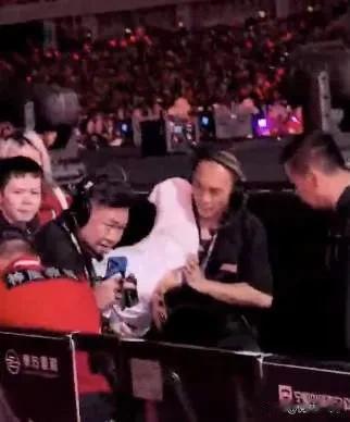 杨宗纬送医过程曝光!痛苦到站不起来,被强架着走,地上全是尖物