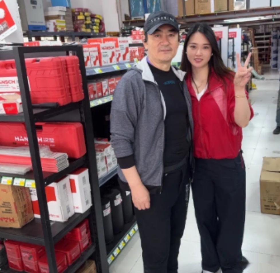 原来李洪涛的妻子是她，夫妻低调恩爱34年，两个小嗜好让妻子烦恼