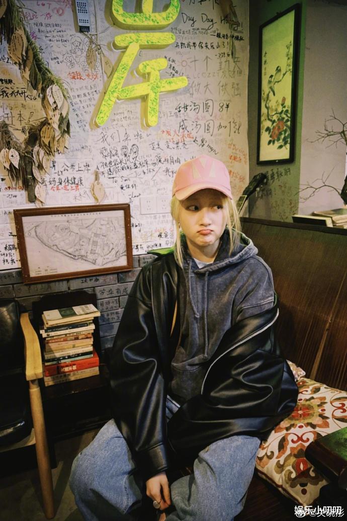 关晓彤遛弯九宫格，粉帽金发太惊艳，配文京腔味十足！