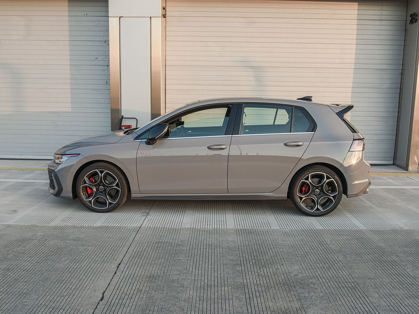 大众性能版“小钢炮”售价亲民！搭载2.0T，配红色卡钳+熏黑尾翼