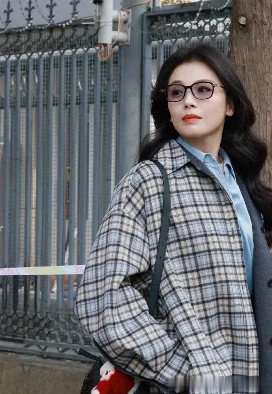 刘涛卷发真惊艳！穿格纹大衣+半身裙+长筒靴，时髦洋气又高级！