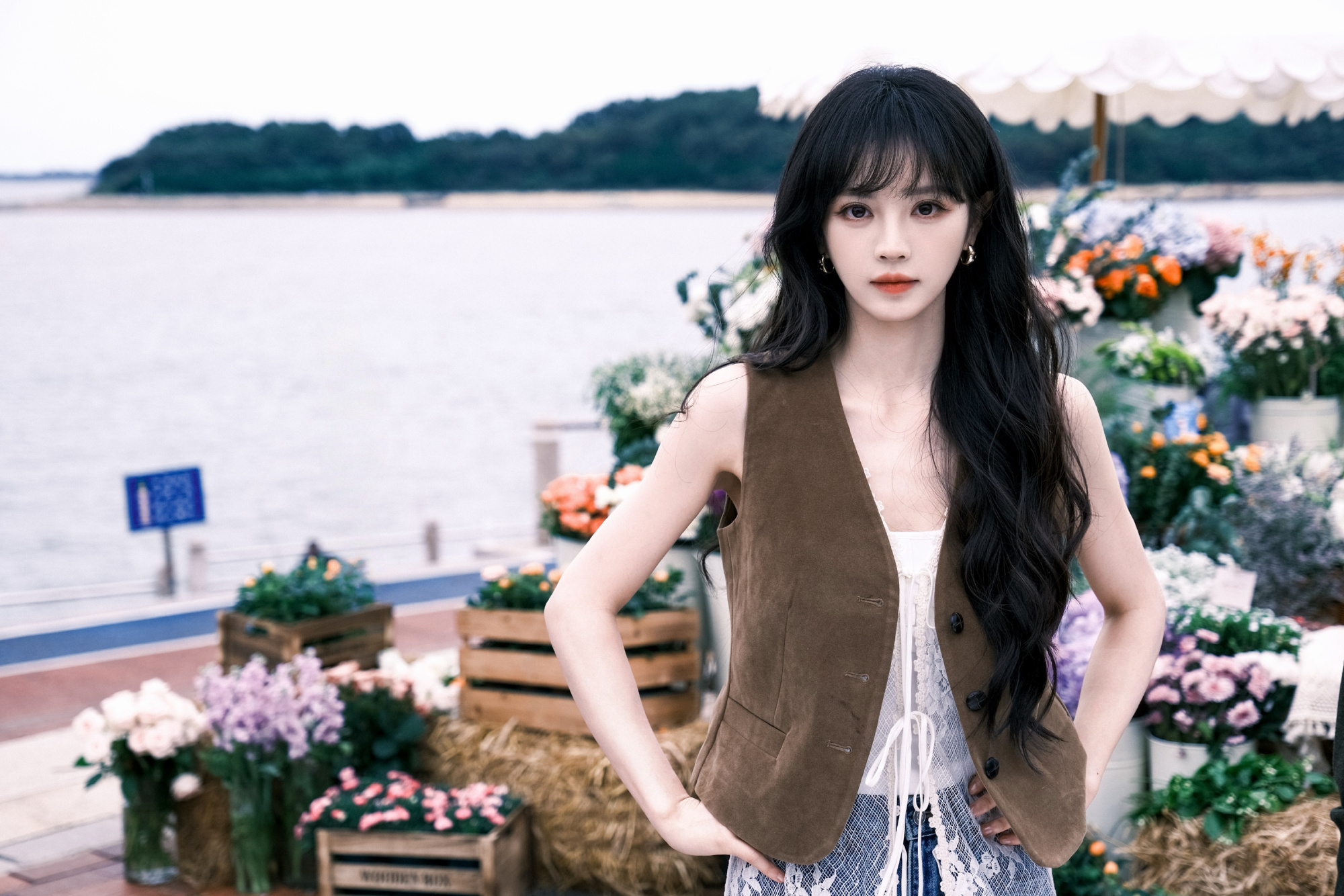 田曦薇演绎vivo大片，百变造型超亮眼，教科书级甜妹穿搭范本！