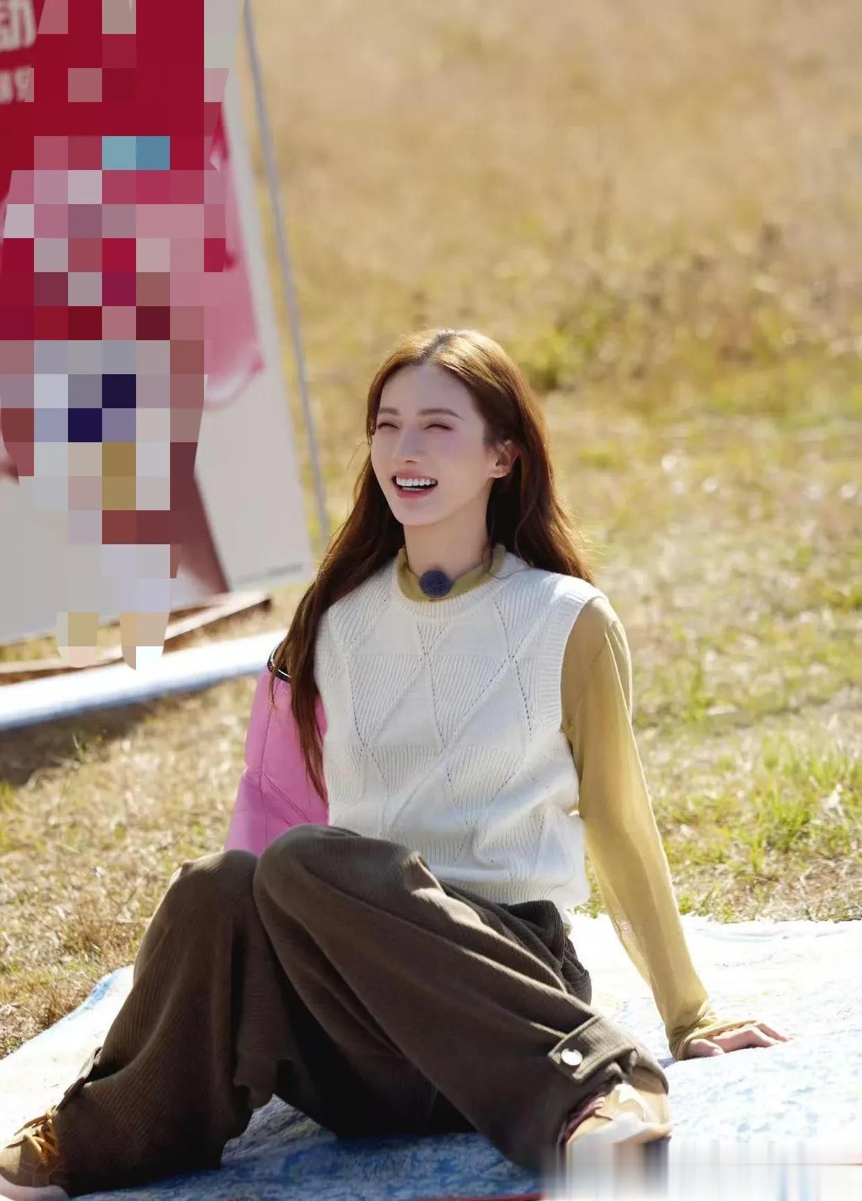 35岁金晨增肥后更惊艳！穿白色马甲+打底衫+棕色长裤，时髦又高级