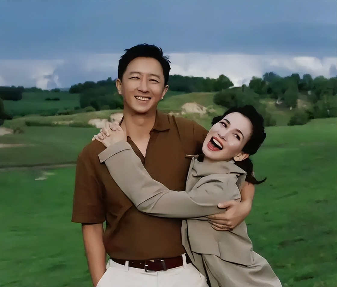 卢靖姗二胎产后首晒美照！腚大腰圆身材丰腴，穿毛衣裙大秀S曲线