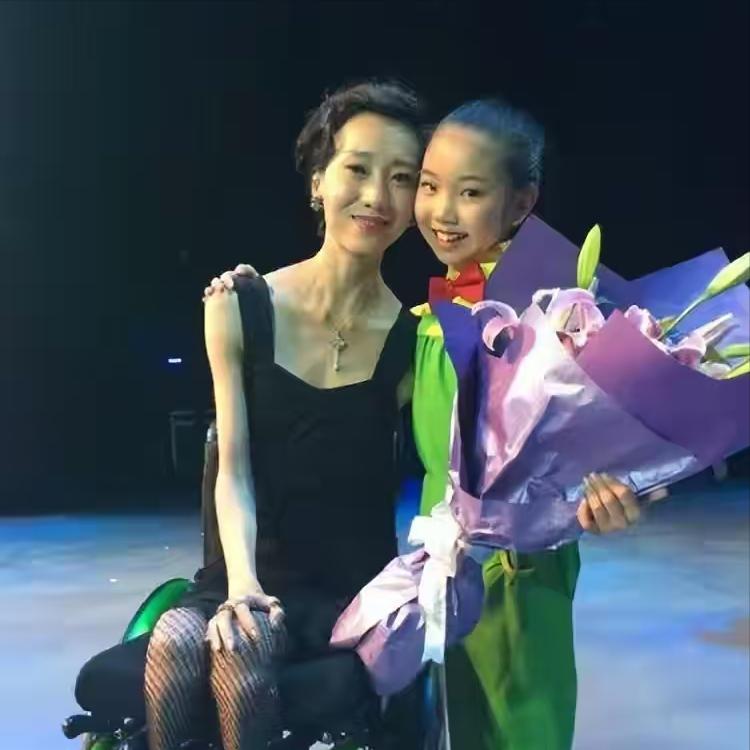 张艺谋，最愧疚的不是肖华，也不是巩俐，而是为我终身瘫痪的她