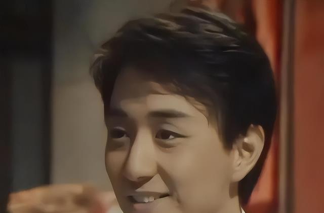 因戏生情，相恋3年后结婚，相守32年，他辗转多地，她一路相随