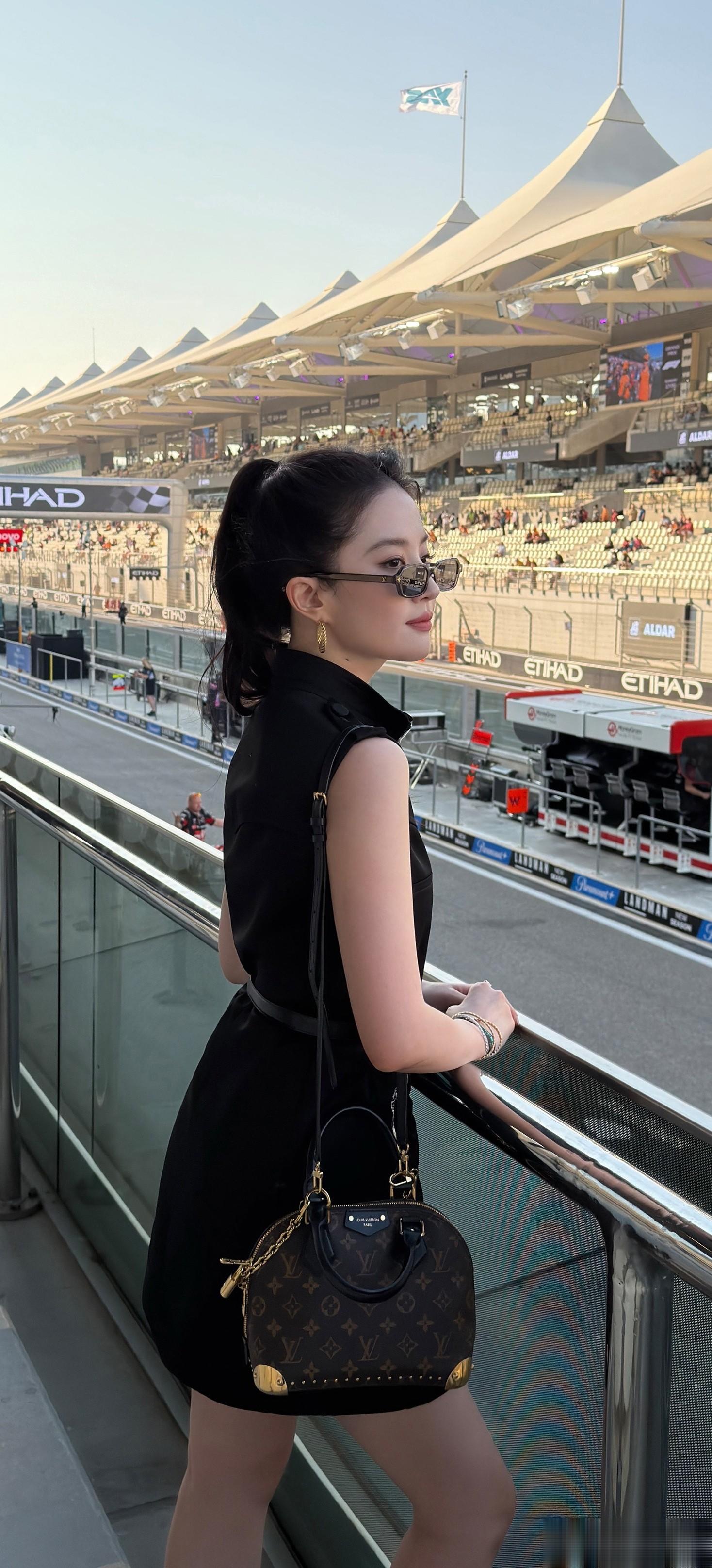 刘亦菲 阿布扎比代言人，海水映照的柔光，成了最相配的画卷。