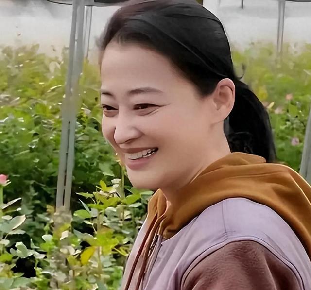 明星老了不敢认，任达华胡子拉碴，李琦拄拐杖，牛群疲惫沧桑