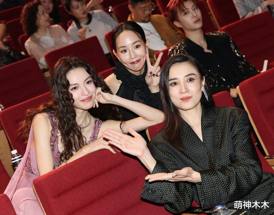 电影之夜台下:邓超黄晓明同坐无交流,佟丽娅玩手机,范丞丞表情失控