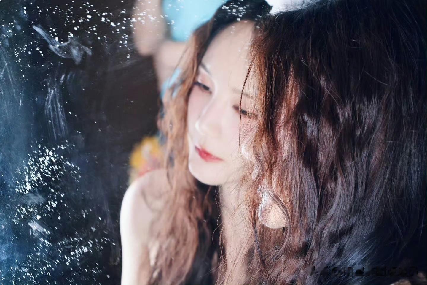 李一桐沙漏氛围感大片，冷艳又温柔好绝！