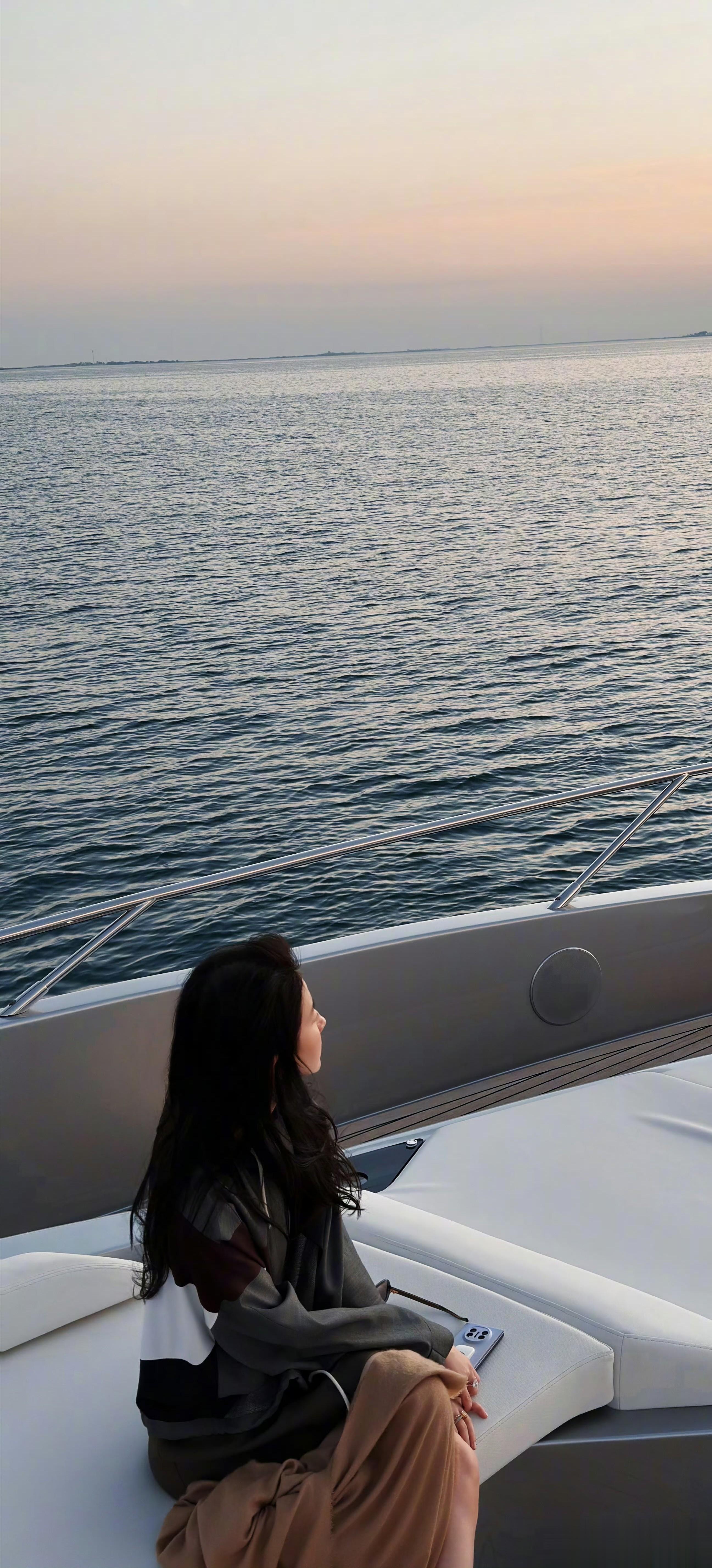 刘亦菲 阿布扎比代言人，海水映照的柔光，成了最相配的画卷。