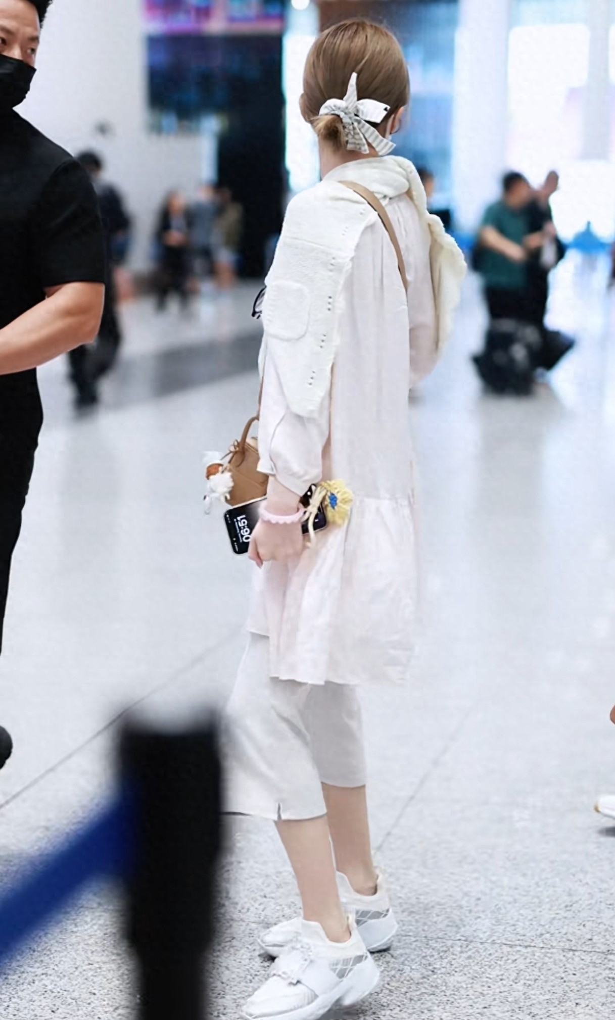 赵露思和爸爸现身机场,戴口罩素颜出镜,瘦了很多看着让人心疼