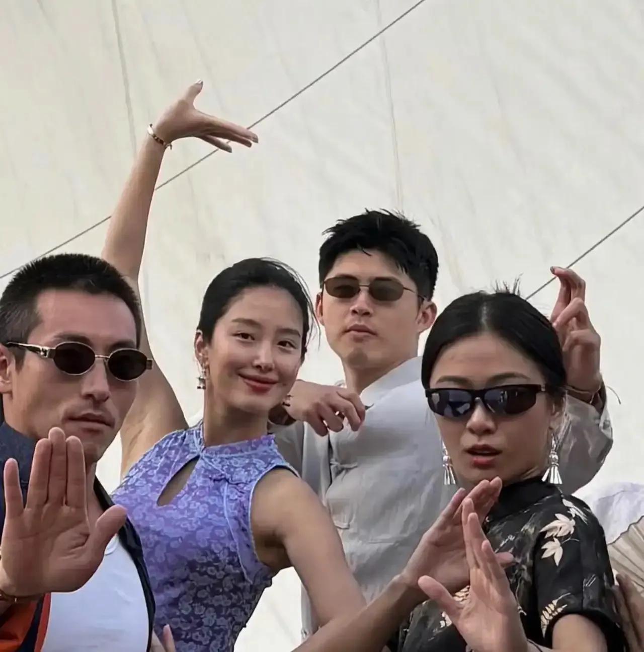 杨采钰生子后首公开露面!35度高温穿毛衣敬业,有种血气十足的美