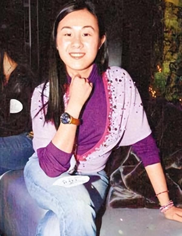 她相貌平平，却拿捏两位千亿富豪，为老头连生两子，现是豪门董事