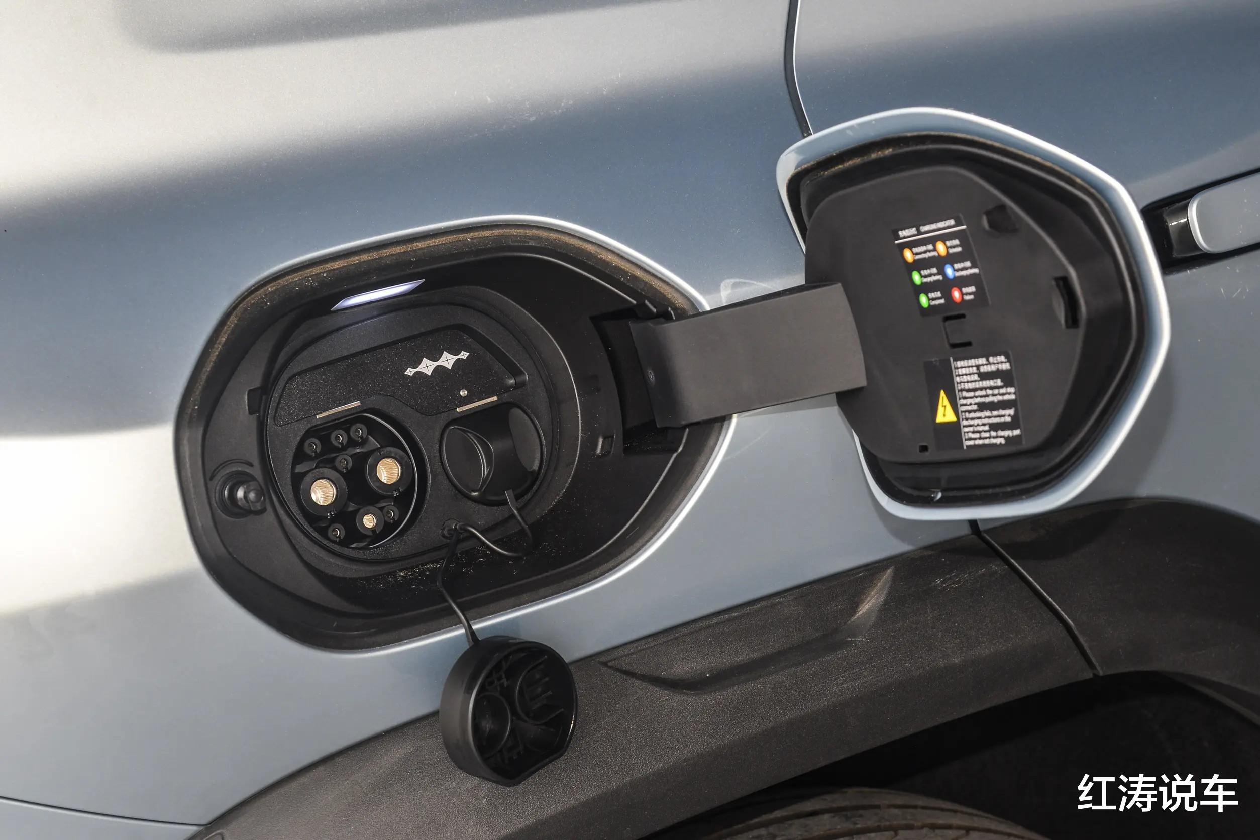 方程豹钛3：方盒子造型，提供后驱和四驱，适合年轻人的纯电SUV