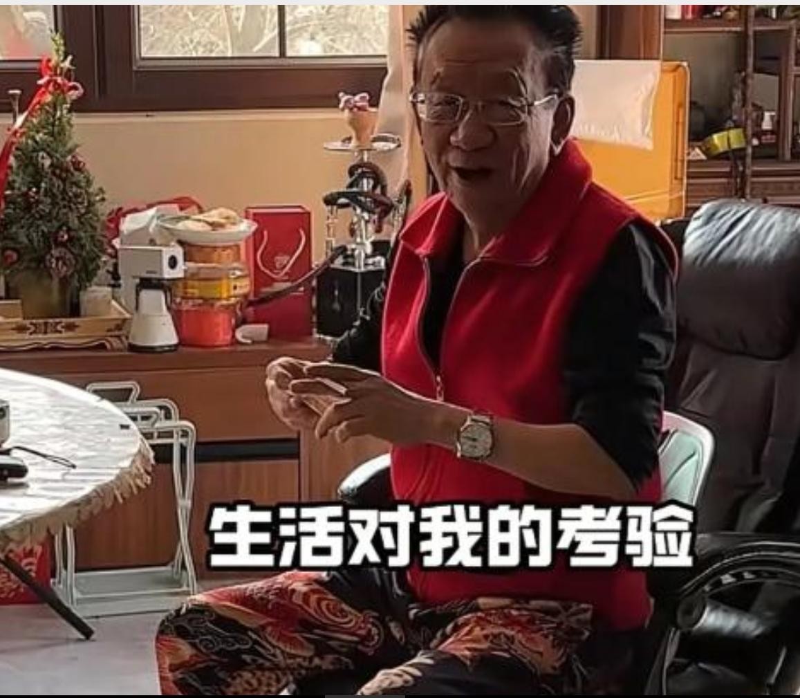 79岁侯耀华风光不再，晚年凄凉，家里脏乱差环境寒酸，苍老了不少