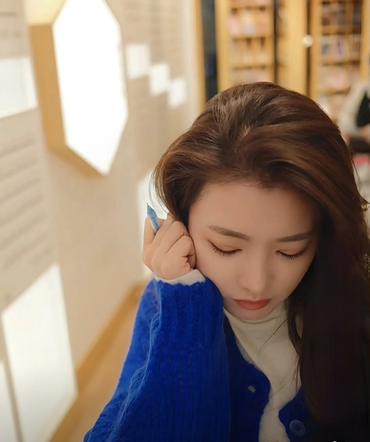 李云霄一袭宝蓝开衫配卷发，执笔写信尽显优雅气质