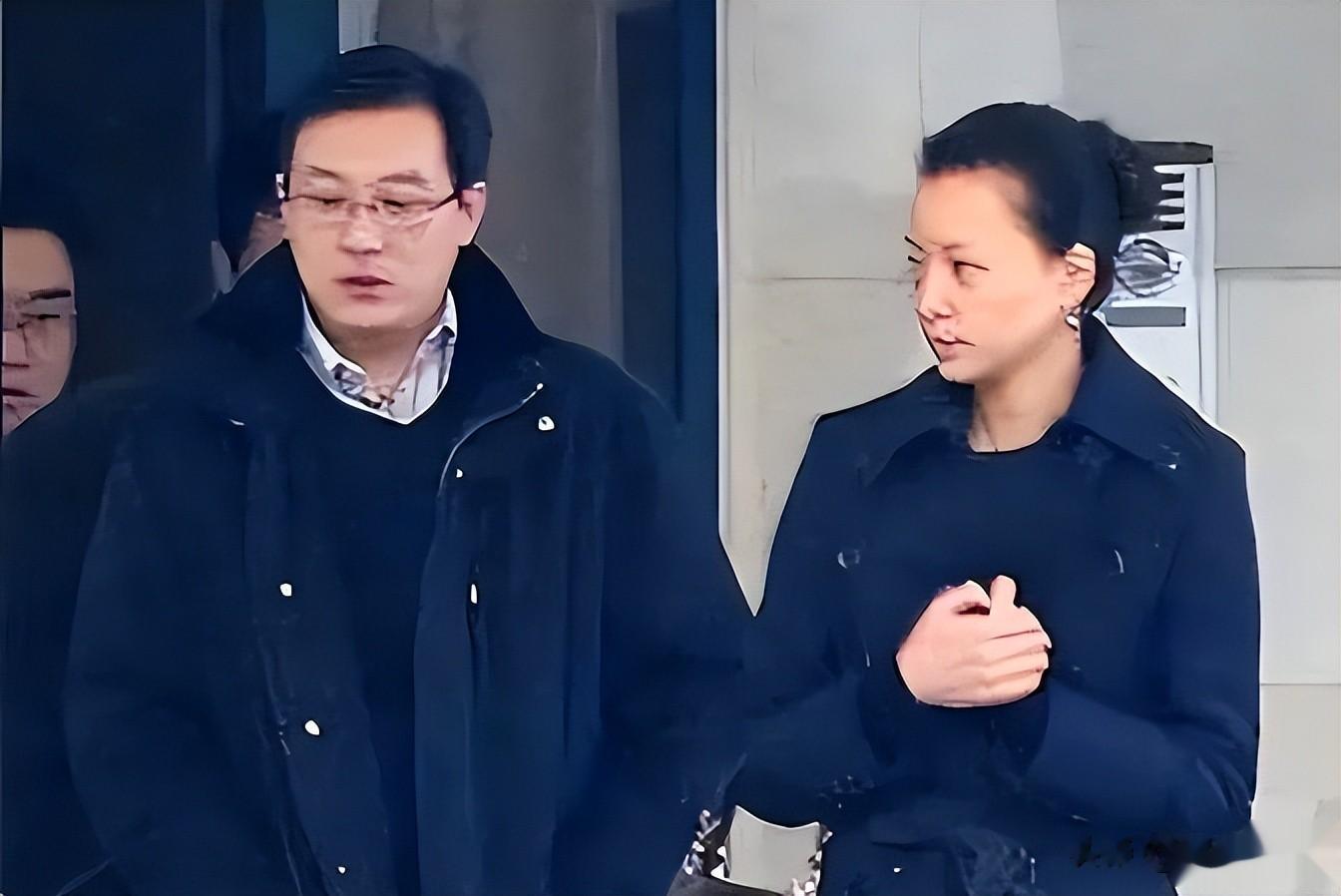 曾主持13年春晚,如今却跌落神坛的董卿,终要为“老赖”丈夫买单