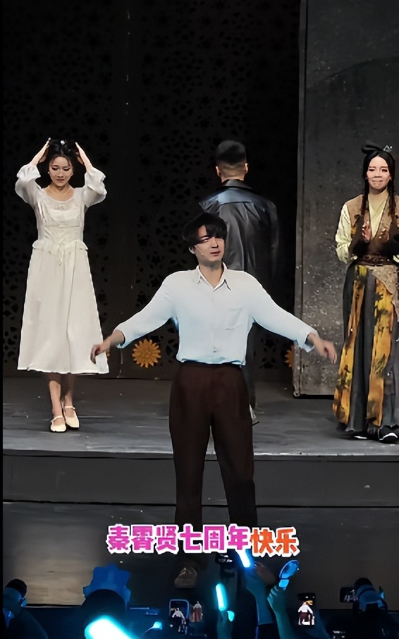好卑微！郭德纲新剧开机，秦霄贤跑着撑伞讨好，合影依旧是背景板