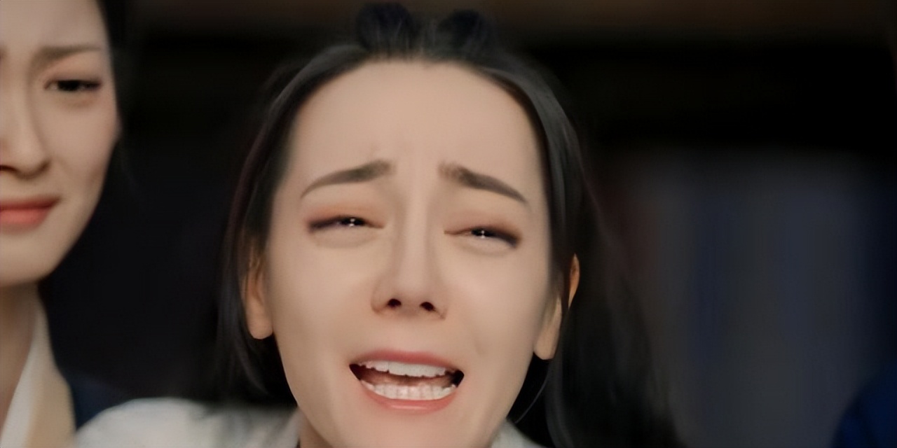 迪丽热巴空降三里屯！脸肿、皮肤松弛尽显疲态，与精修图判若两人