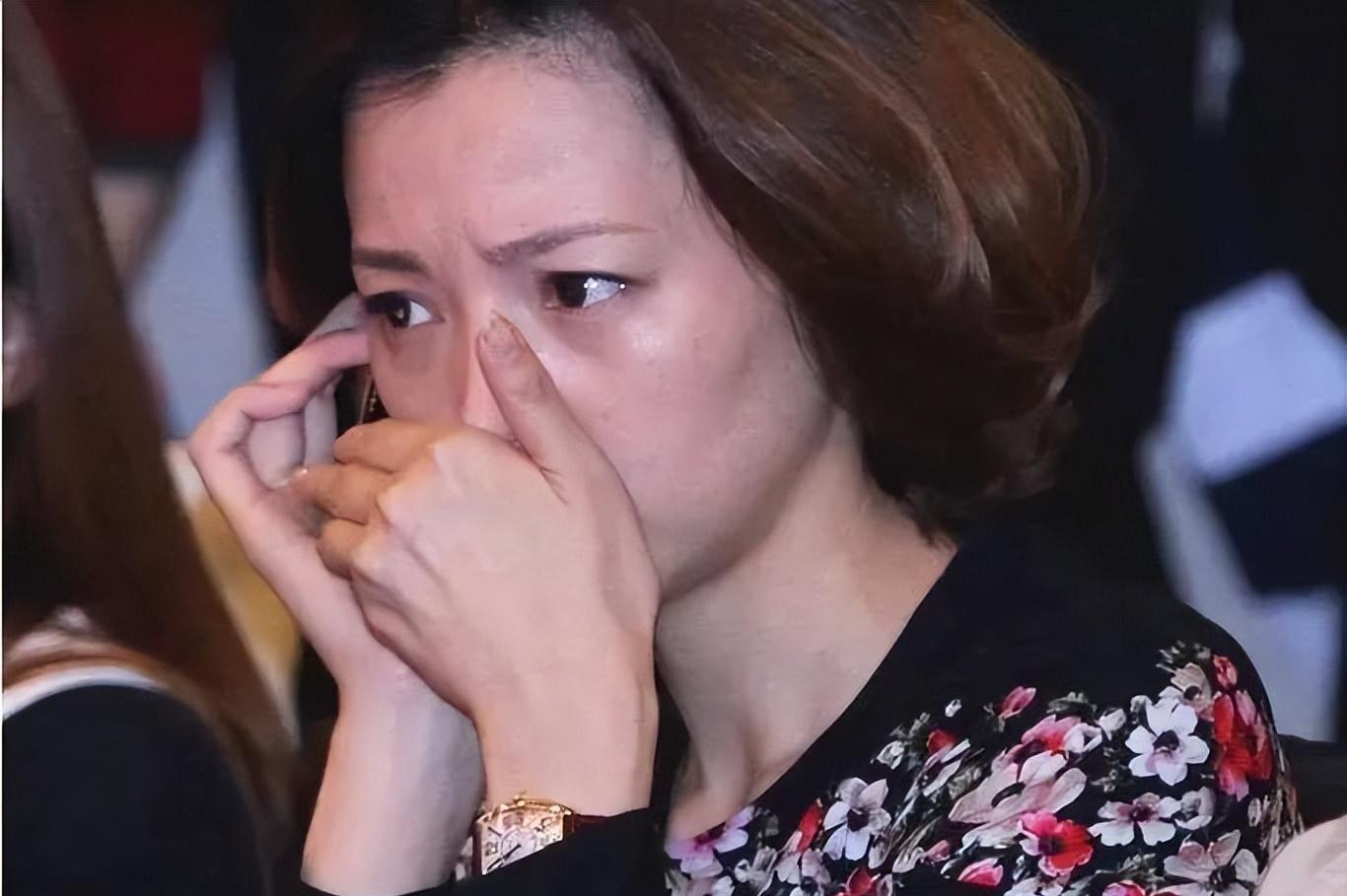 改国籍、当小三、替夫还债7亿，从央视离职的董卿现在混成这样？