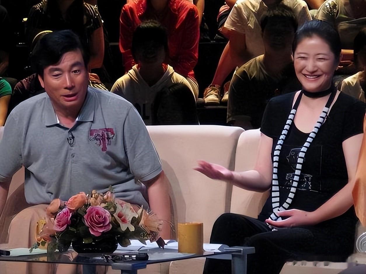 原来他们俩是夫妻，都是一级演员，她40岁高龄产女，相守20余年