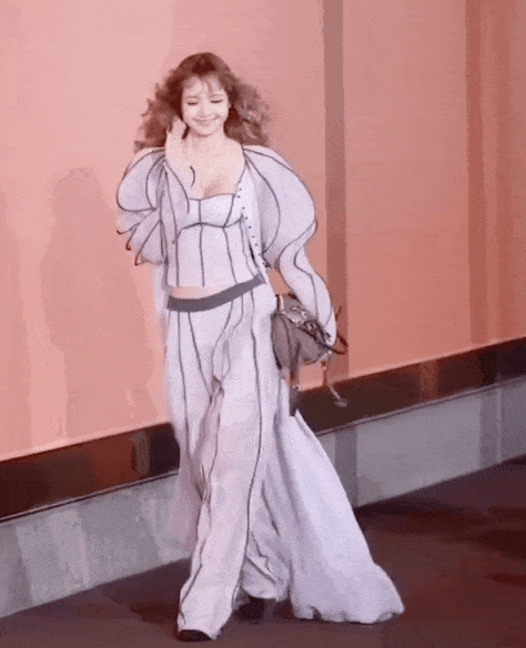 韩国红毯，Lisa若隐若现，全智贤沧桑憔悴，申敏儿满分贵气