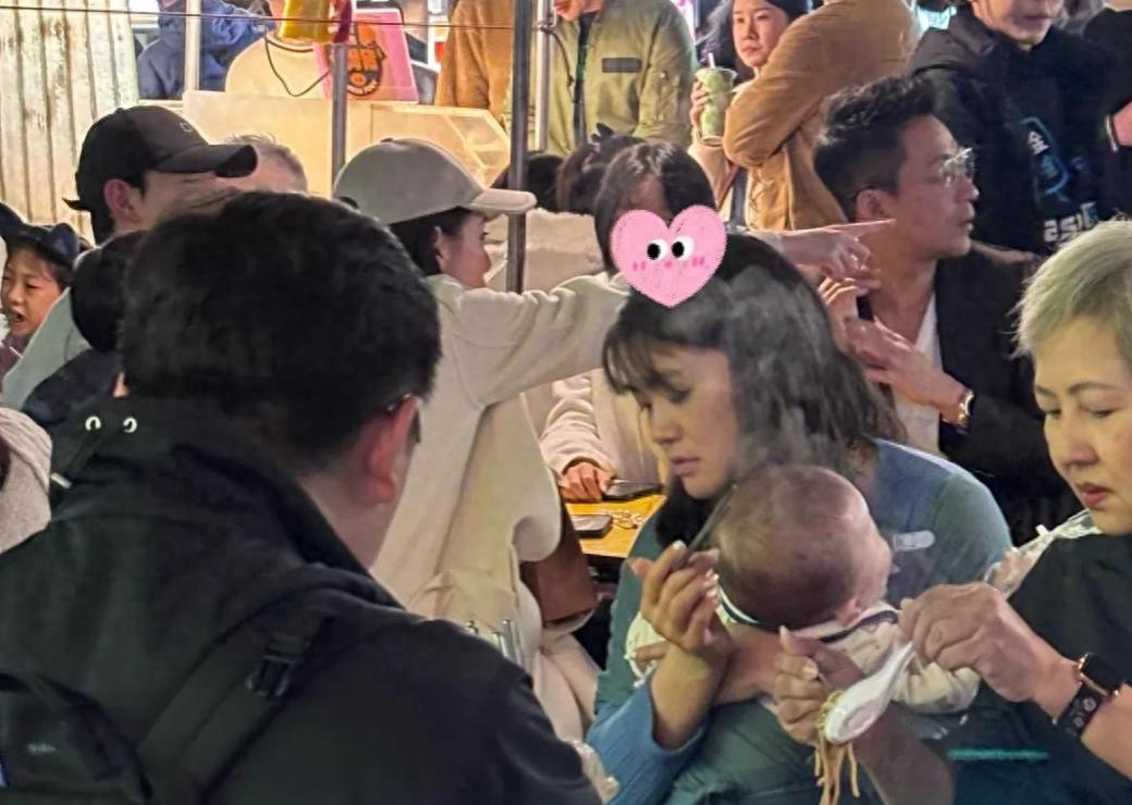 汪小菲一家元旦吃夜市逛街!12岁玥儿黏爸爸,和马筱梅牵手似闺蜜