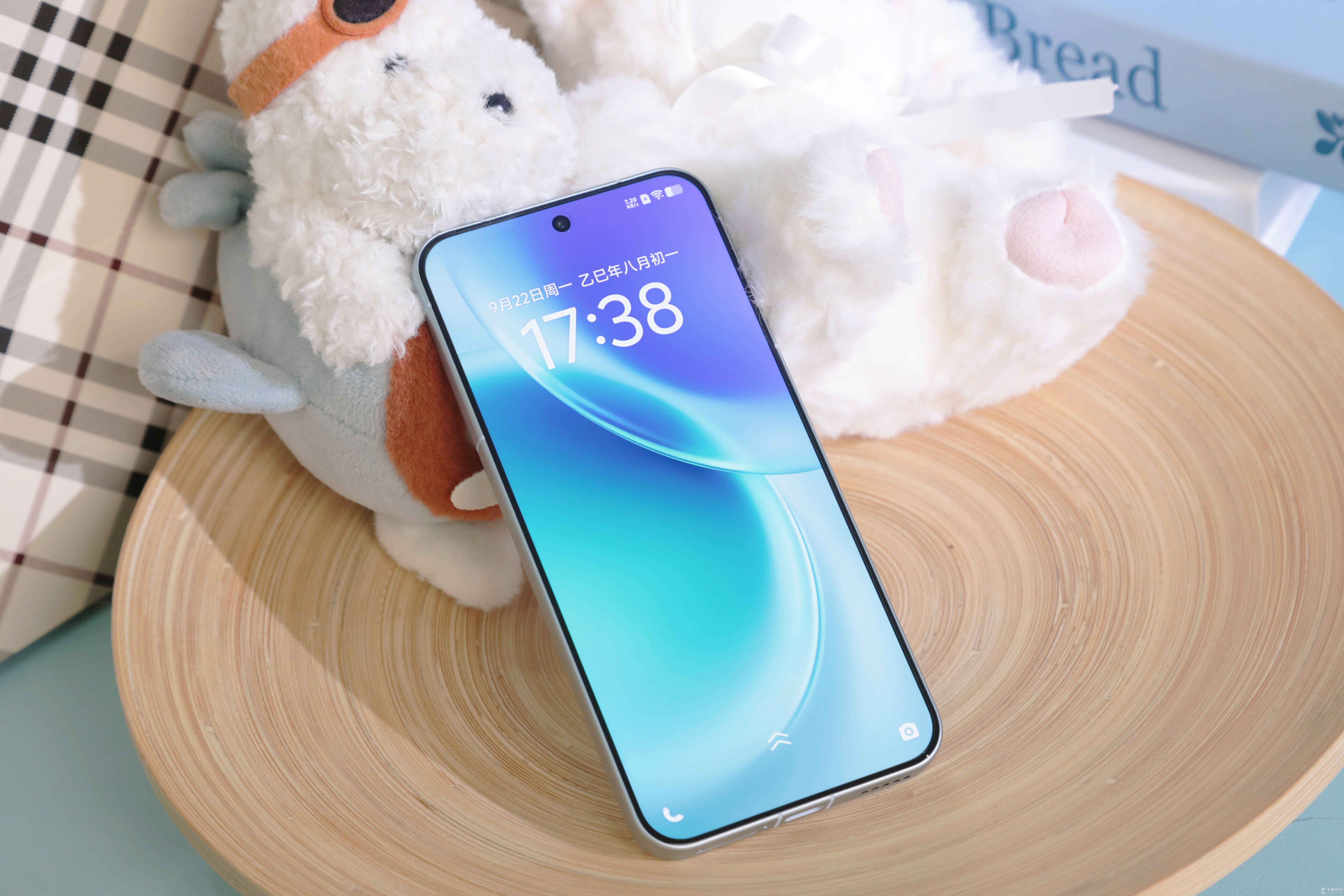 vivo X300图赏:治愈色彩搭配丝绒触感 上手就忍不住想“Rua”!