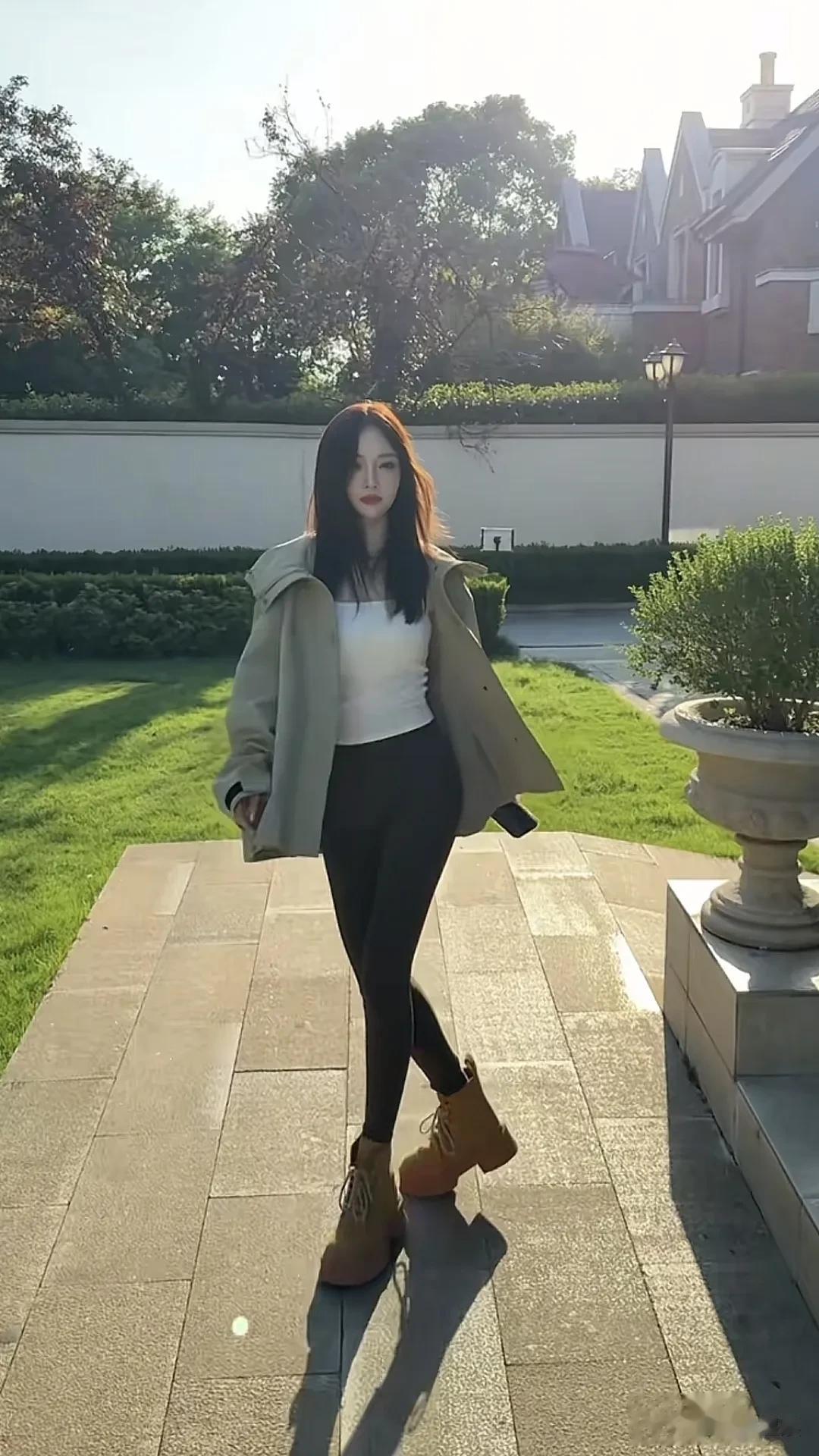 李小璐浅卡其外套松弛,内搭白背心简约线条