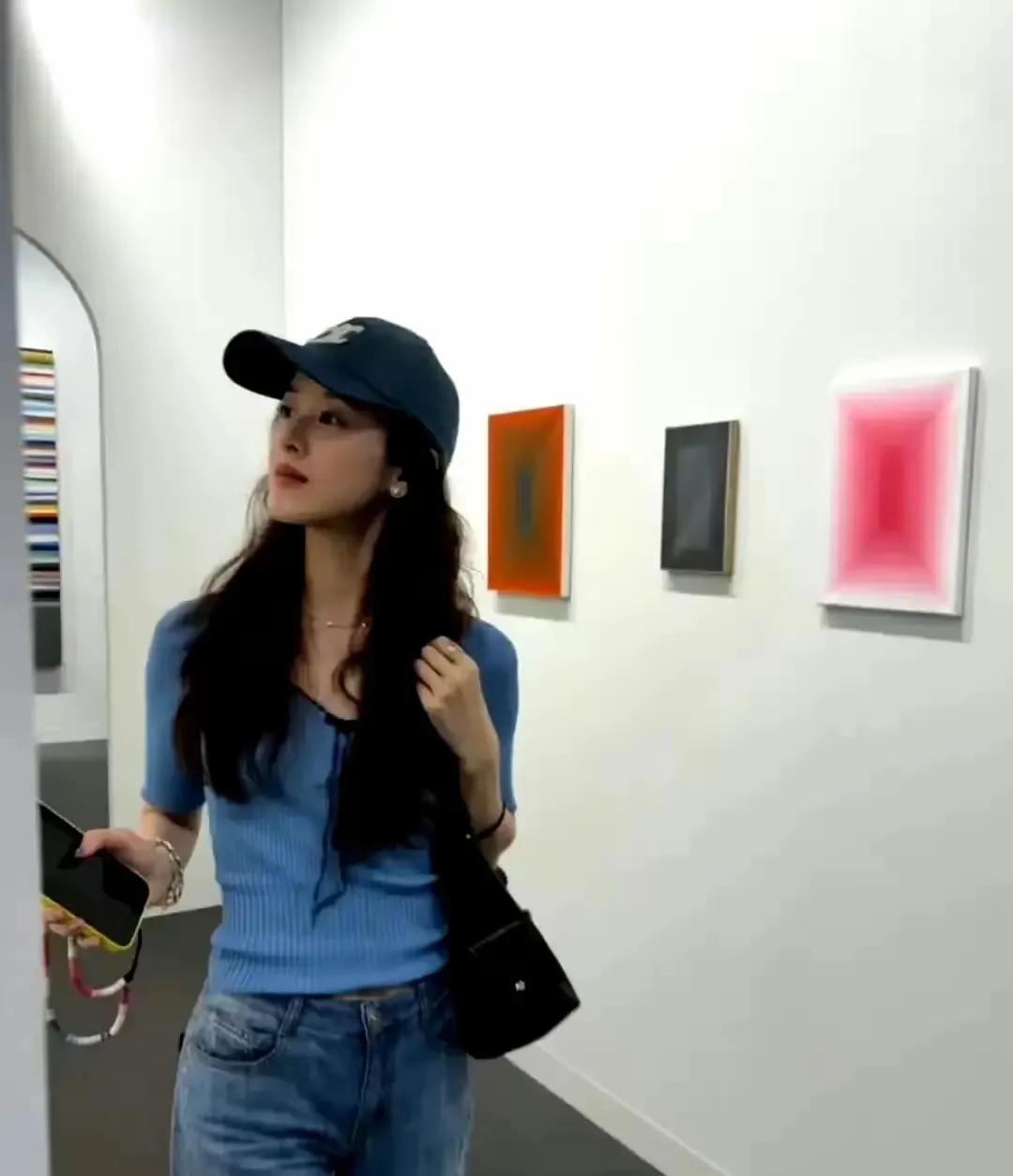 31岁章泽天香港看展瘦成仙女,生仨娃竟还像少女!