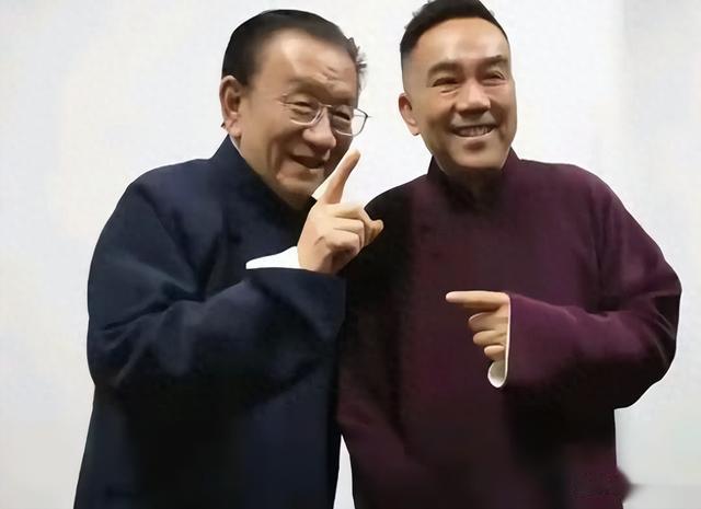 侯耀华爆出杨议拜师现场,有画像,有拜师贴,匾上写着:师恩永驻