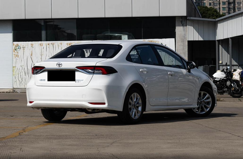 百公里油耗4.06L，卡罗拉提供纯燃油/双擎两种车型，谁更适合你？