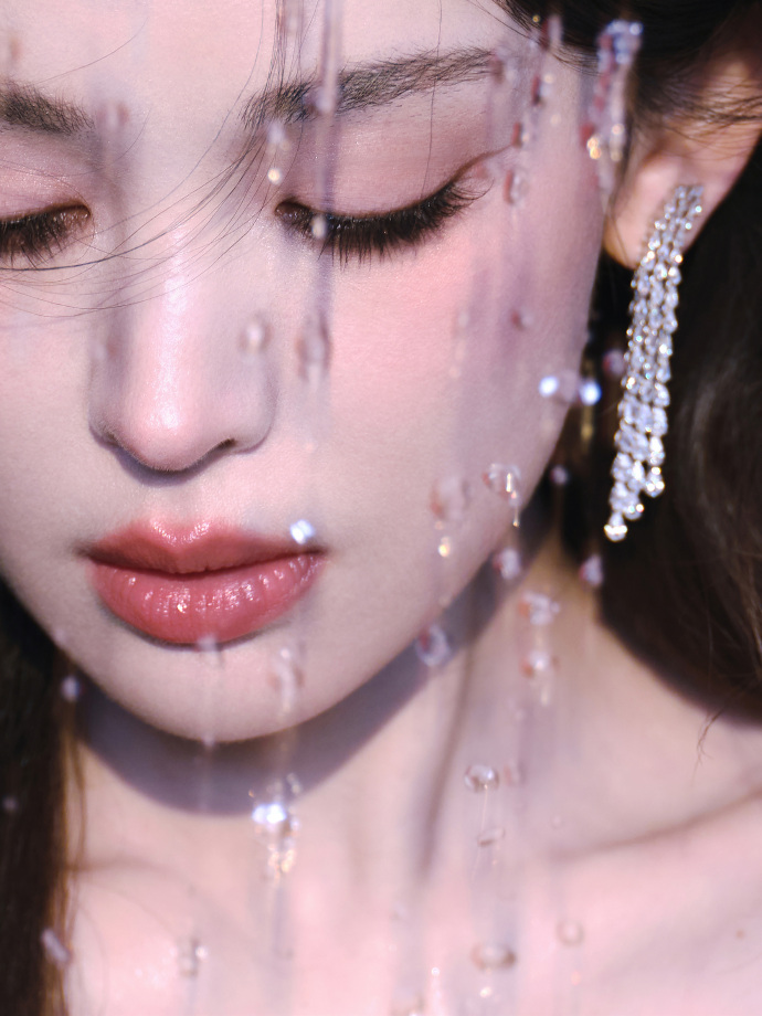 古力娜扎今日份粉色吊带裙穿搭写真，好身材暴露无遗