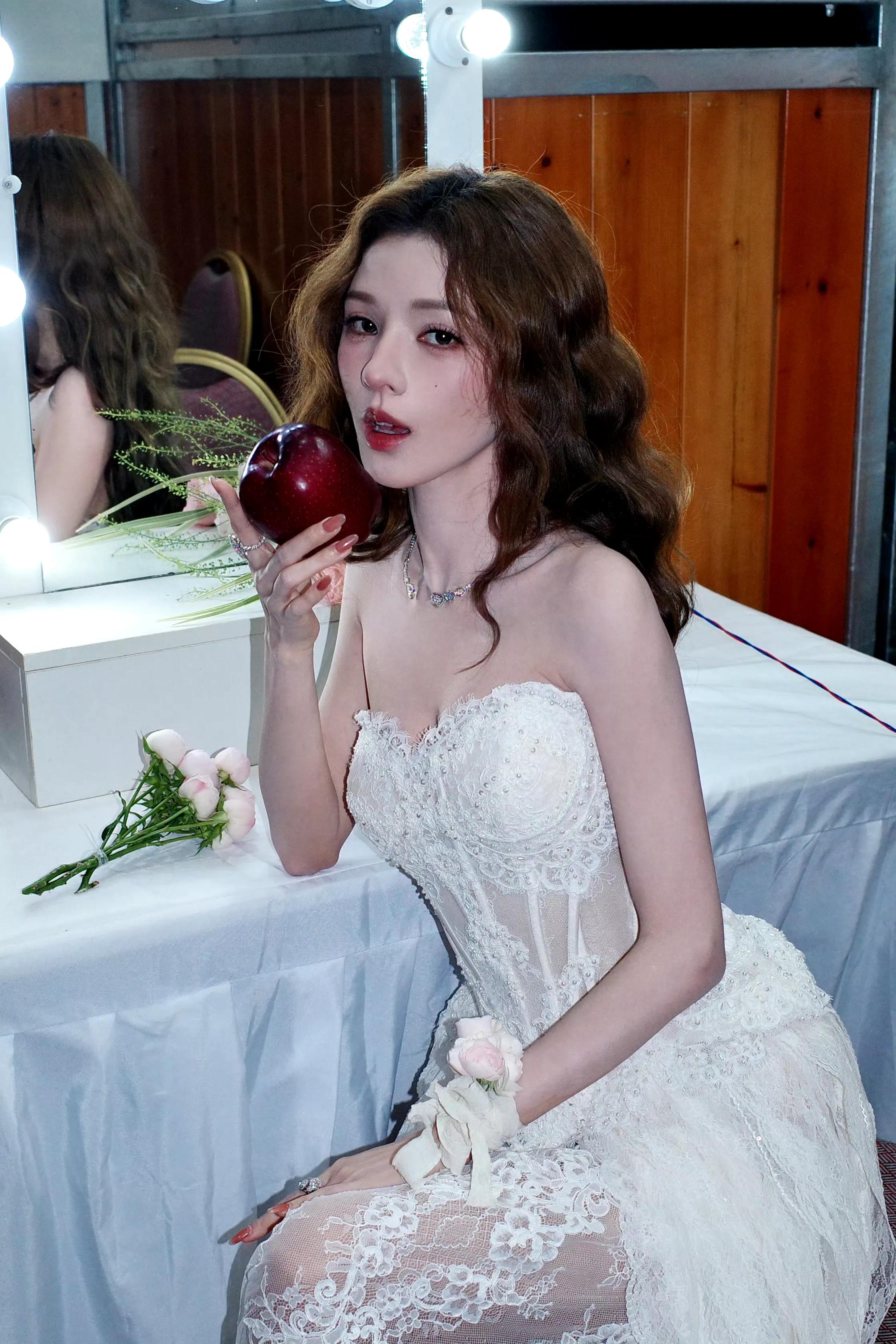 张予曦性感蕾丝抹胸礼服