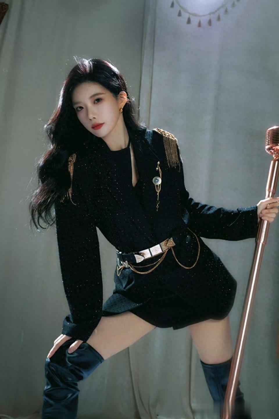 沈梦瑶黑纱鎏金造型：复古舞台氛围感拉满