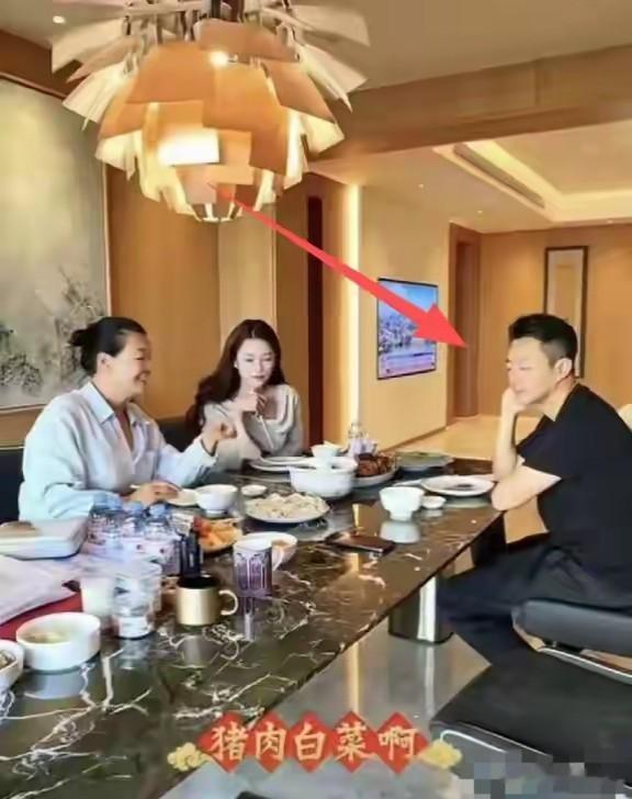 张兰到汪小菲家过冬至，汪小菲全程冷脸，一个细节暴露马筱梅地位