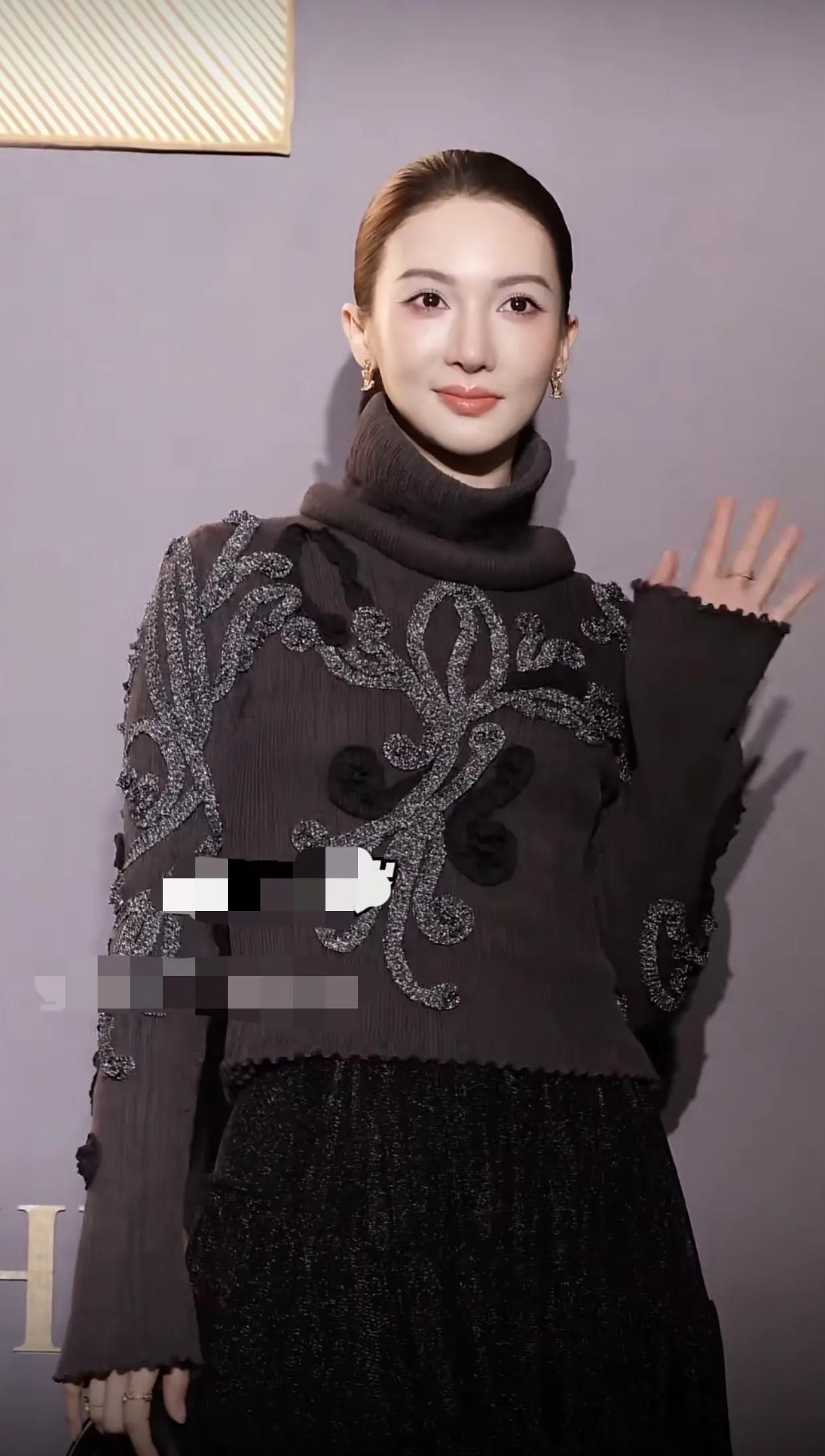 好美!金晨穿“土味”高领毛衣出席活动,土味衣服被她穿出高级感