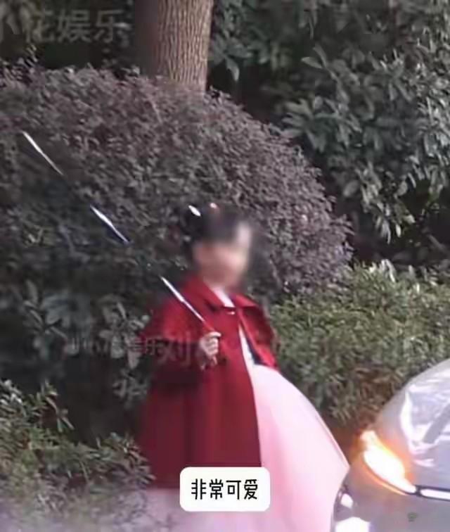 唐嫣为5岁女儿庆生：搀扶父亲细节里，藏着时光沉淀的温柔与担当